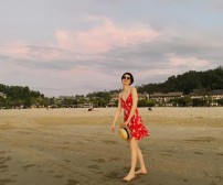 李亚鹏女友Susie Wu沙滩写真照片