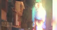 奇葩印度当街烧新冠病毒怪物塑像驱逐病毒