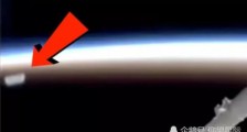 隐形的UFO不明飞行物出现在国际空间站旁NASA切断直播
