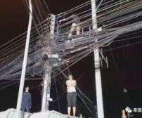 醉酒连衣裙美女爬上15米高的电线杆上还能电线上行走